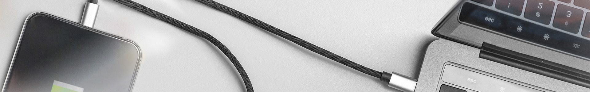Kabel an einem Smartphone und einem Laptop